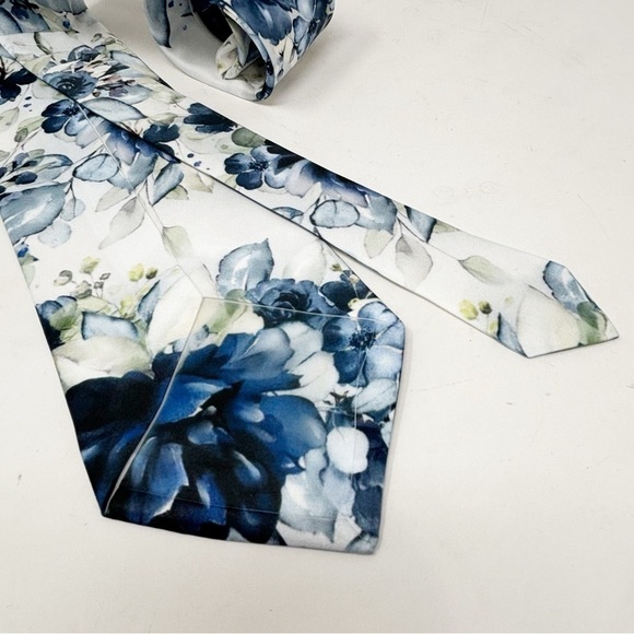 Blue White Floral Graphic Men’s Tie Easy Care Polyester 55” X 4” - Picture 4 of 4